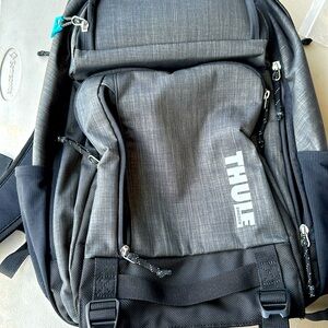 Thule Leeds Black Backpack Stretch side pockets 4 pockets inside storage. EUC